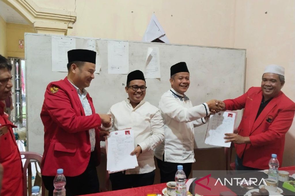 Sarmadan dan Ifdal Hasayangan mendaftar ke PDIP&nbsp;Palas