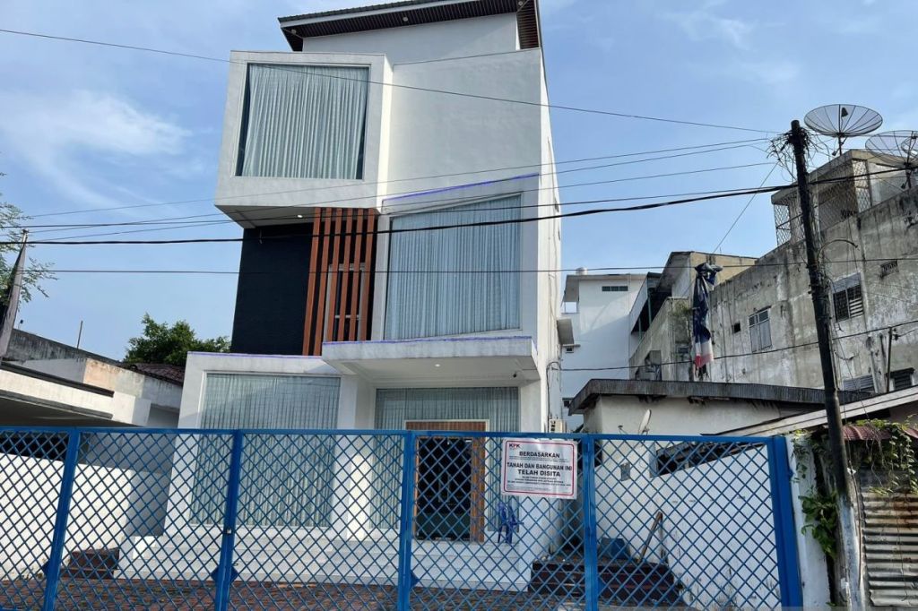 KPK sita rumah Bupati Labuhanbatu nonaktif Erik Adtrada&nbsp;Ritonga