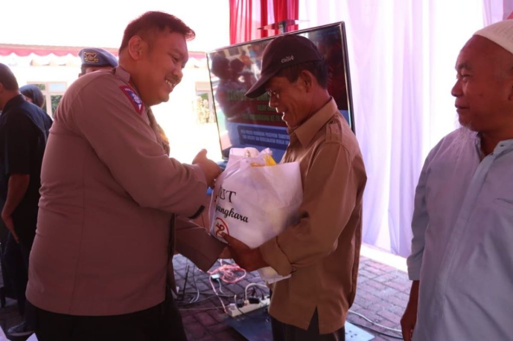 Polres Simalungun bagikan 800 paket bahan&nbsp;pokok