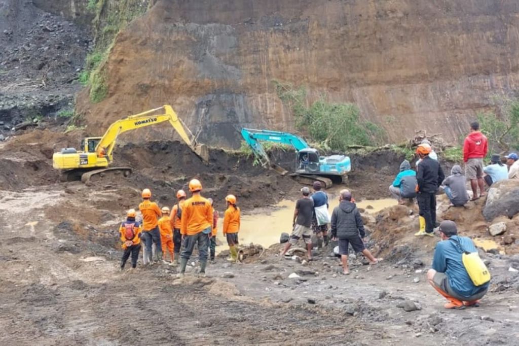 Satu korban tertimbun longsor belum ditemukan, tim SAR lakukan&nbsp;ini