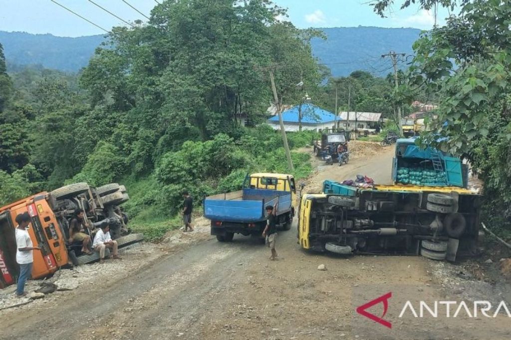 Pak Jokowi, tolong ruas Jalan rusak Batu Jomba Tapsel diperbaiki, sudah banyak&nbsp;korban