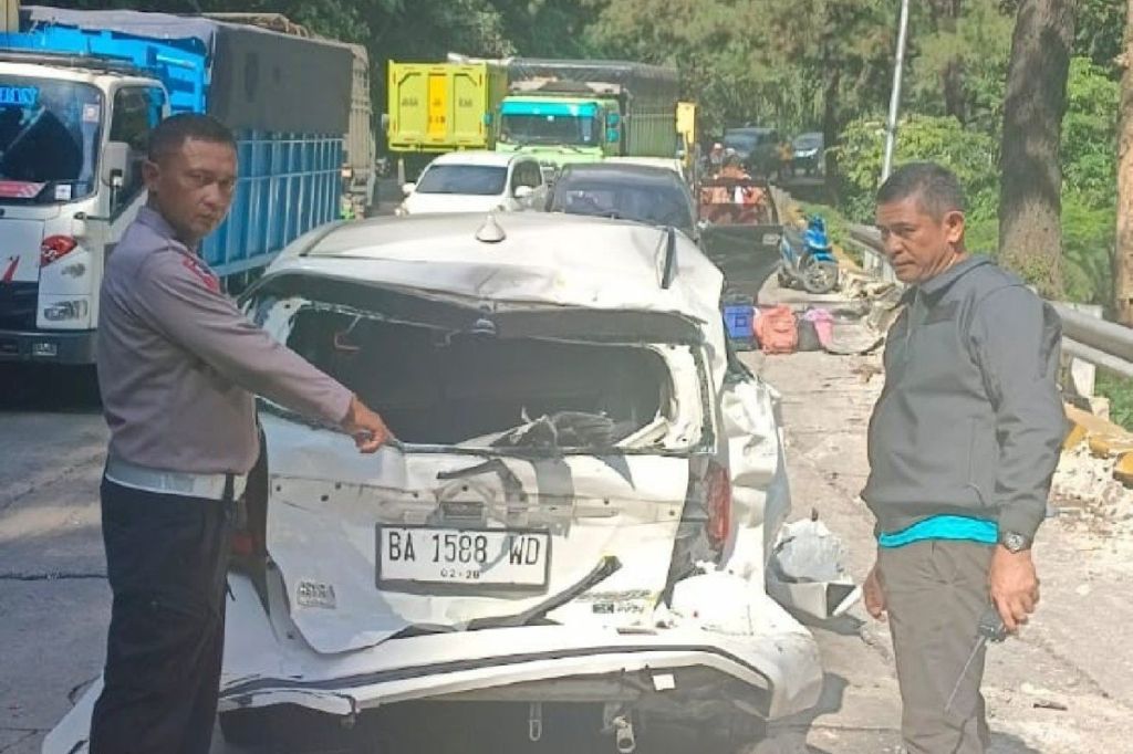 Rem blong, truk tabrak satu kereta dan delapan mobil secara&nbsp;beruntun