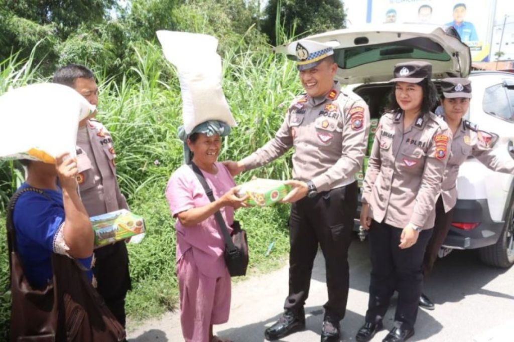 Polwan Polres Simalungun bagikan ini kepada masyarakat saat bakti&nbsp;sosial