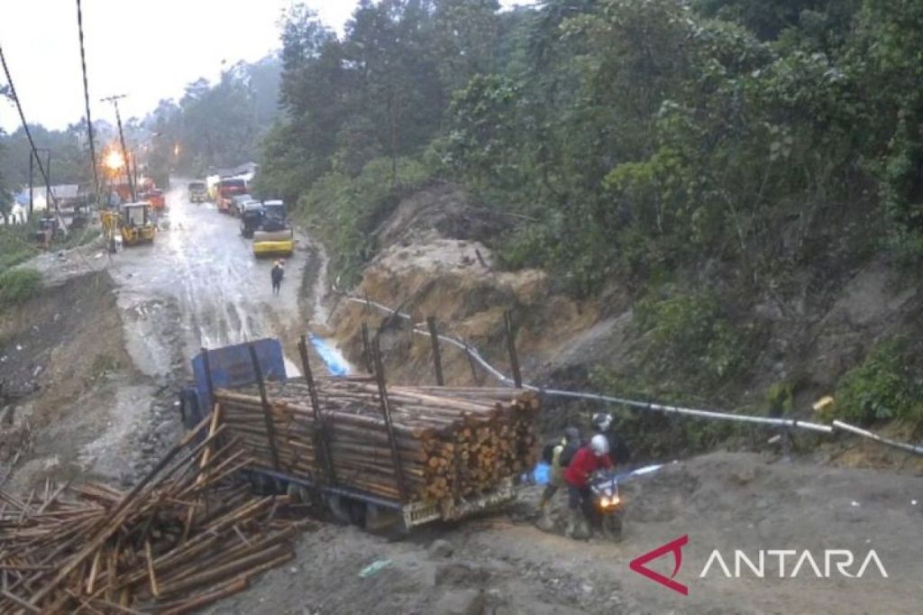 Truk angkut kayu pulp terjebak lumpur, akses Jalinsum Batu Jomba putus&nbsp;total